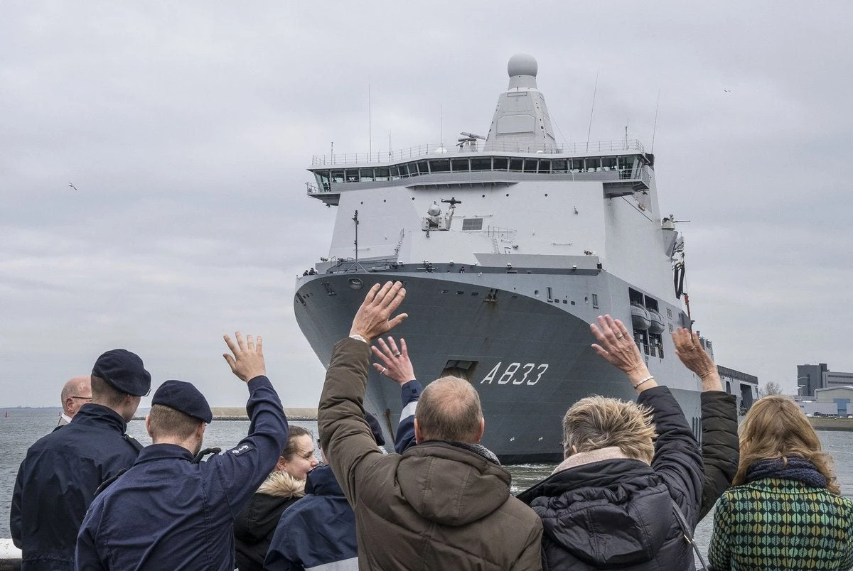 Το πλοίο αμφίβιων επιχειρήσεων «HNLMS Karel Doorman» έρχεται στη Μεσόγειο